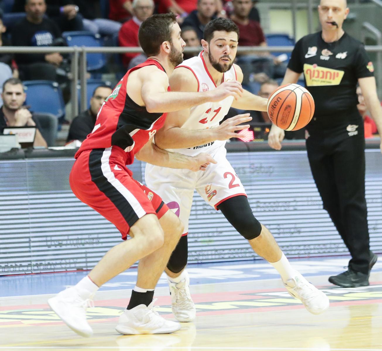 טראוויס ווריק מול יוגב אוחיון. 18 נקודות שלו לא הספיקו (צילום: דני מרון, באדיבות מנהלת הליגה)